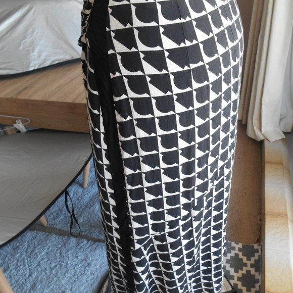 ZARA Size 14 Black Cream geometric pattern midi skirt - Picture 7 of 10